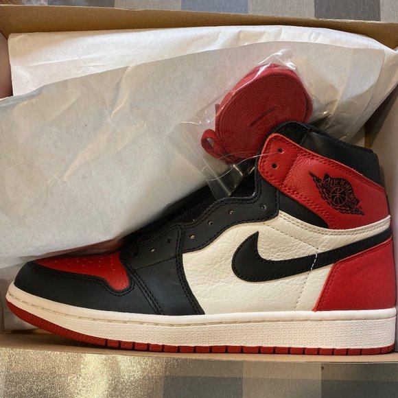 Air Jordan 1 Mid Chicago Toe